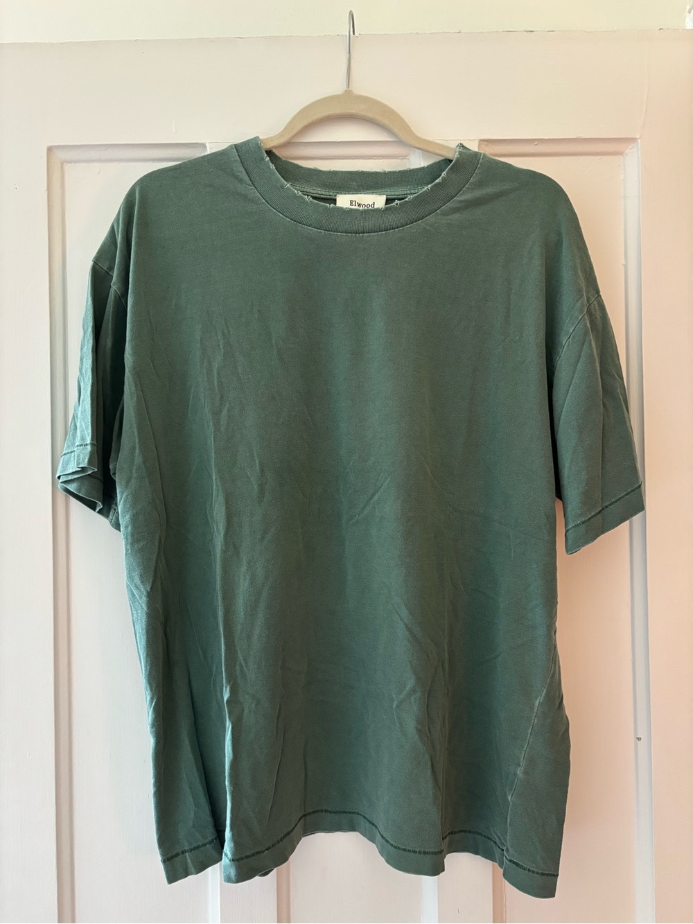 Elwood Crew Neck Distressed Collar T-Shirt in Green